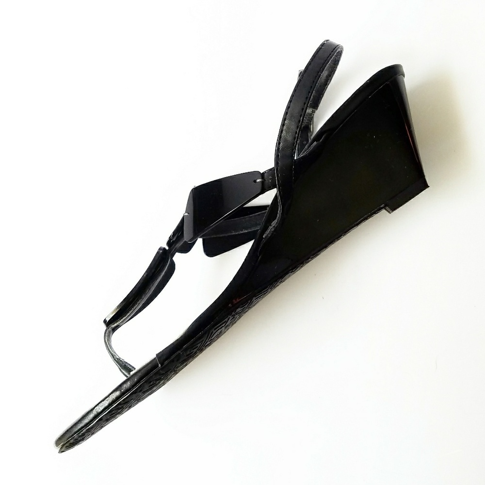 Liz Claiborne Black Geometric Wedge Tong Sandal